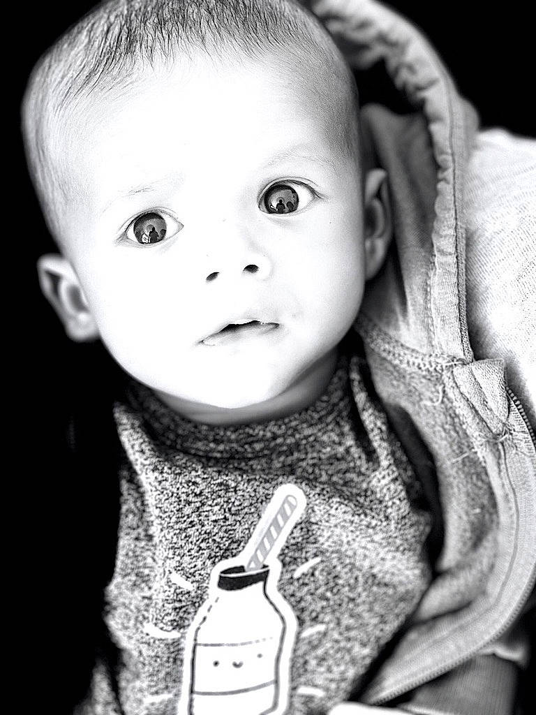 Noham a rejoint le concours — aidez-le/la à gagner de superbes lots ! black, black_and_white, cheek, ear, eye, eyebrow, eyelash, facial_expression, flash_photography, hair, head, human, human_body, lip, mouth, nose, organ, person, skin, sleeve