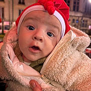 Paol participe au concours pour gagner de l'argent avec cette photo : baby, child, face, hat, red_hat, jacket, fluffy_jacket, hand, outdoor, night, streetlight, expression, surprised, person, clothing, portrait, winter, warm_clothing, closeup, urban