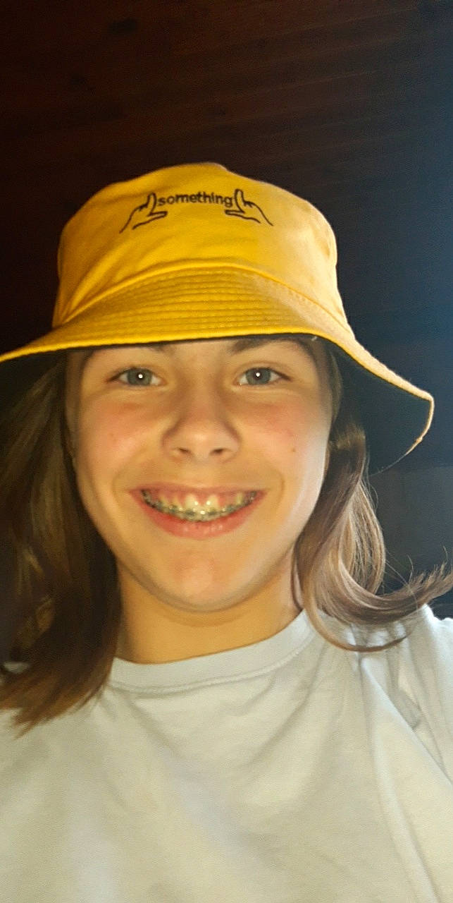 Esther participe au concours pour gagner de l'argent avec cette photo : brown_hair, cap, clothing, cowboy_hat, eye, eyebrow, eyelash, fashion_accessory, fedora, fun, happy, hat, head, headgear, headwear, joy, lip, nose, person, smile