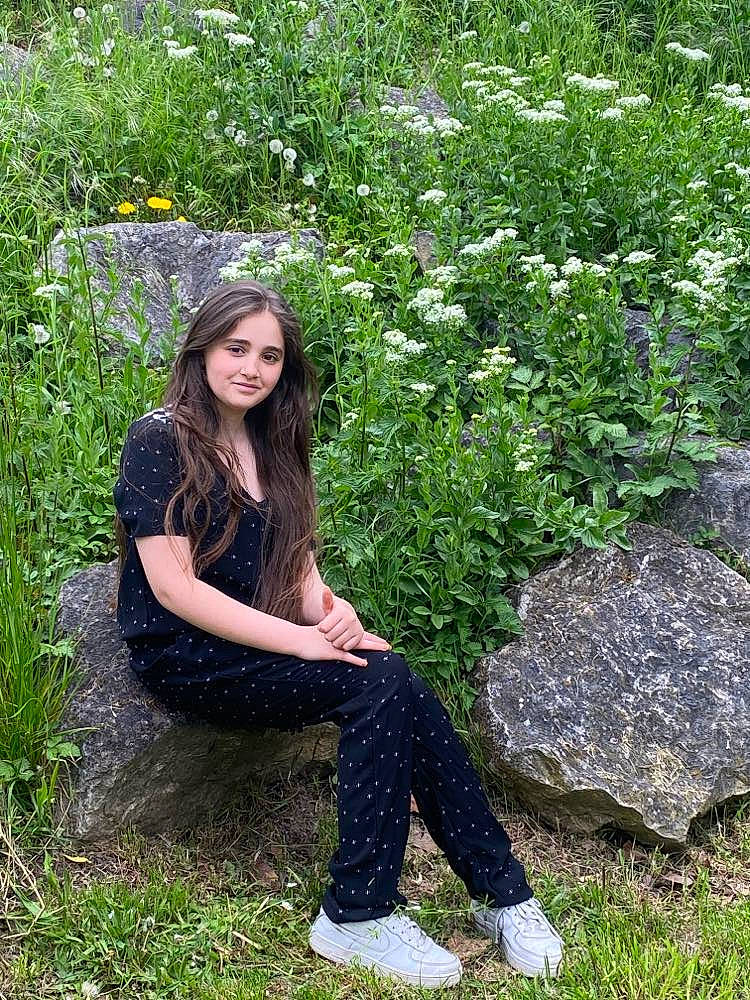 Malika a rejoint le concours — aidez-le/la à gagner de superbes lots ! blond, brown_hair, flash_photography, flower, grass, grass_family, grassland, groundcover, happy, human_leg, knee, lawn, leisure, long_hair, nature, people_in_nature, person, plant, shrub, smile