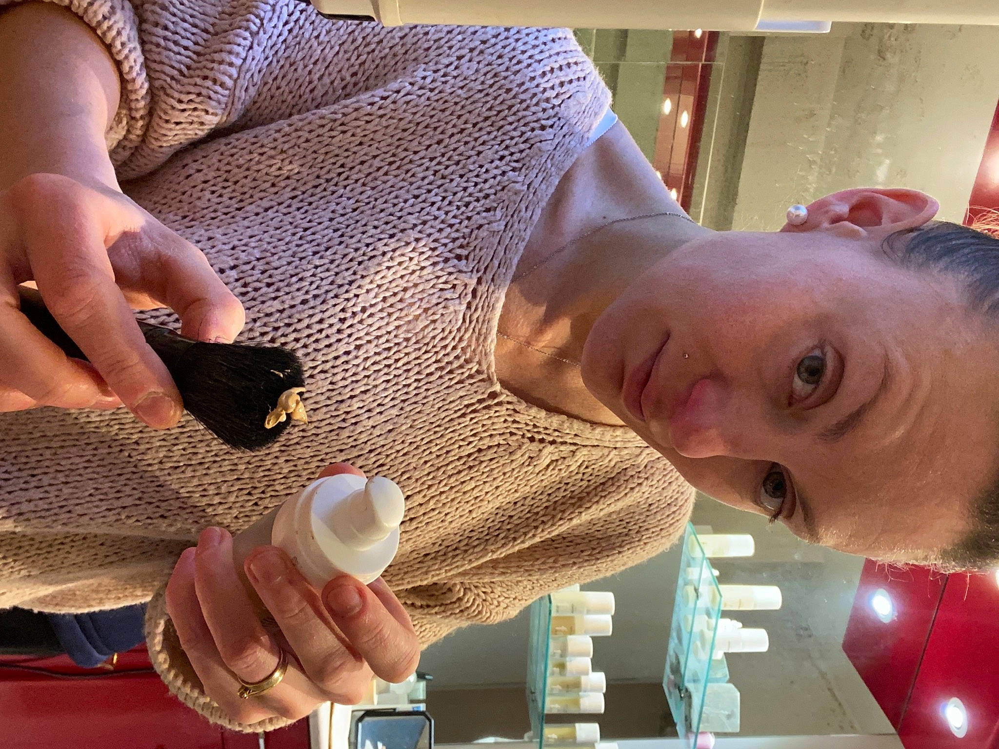 Chanel a rejoint le concours — aidez-le/la à gagner de superbes lots ! comfort, cool, drink, drinking, drinkware, eyelash, eyewear, fashion_accessory, finger, fun, gesture, leisure, mouth, nail, neck, pattern, person, selfie, tableware, thumb