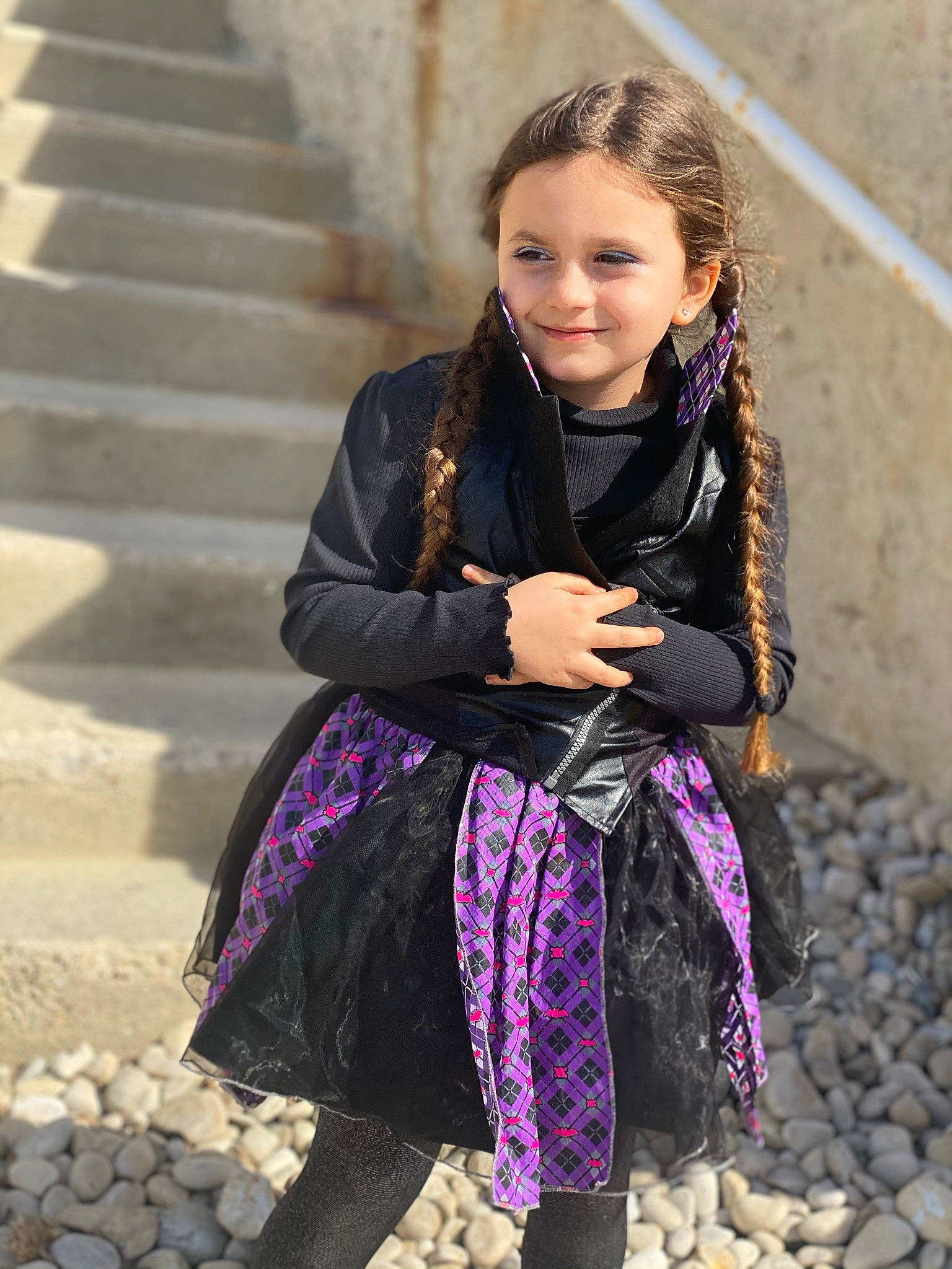 Chanel participe au concours pour gagner de l'argent avec cette photo : blond, electric_blue, eye, face, fashion_design, fun, hair, hairstyle, happy, head, joy, long_hair, neck, outerwear, pattern, person, purple, shawl, sleeve, smile