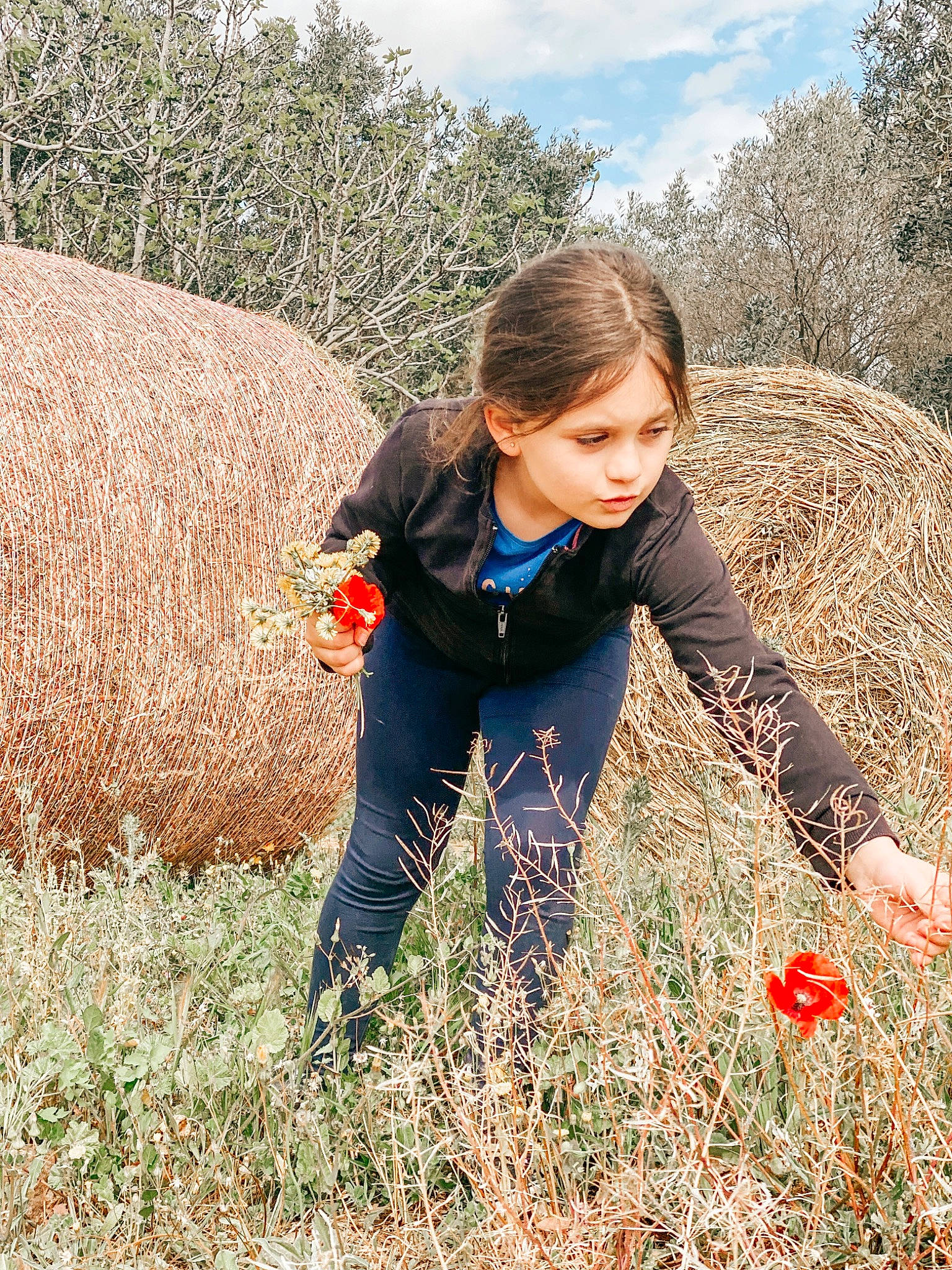 Chanel a rejoint le concours — aidez-le/la à gagner de superbes lots ! agriculture, brown_hair, crop, field, fun, grass, grass_family, grassland, happy, landscape, leaf, leisure, meadow, people_in_nature, person, plant, prairie, recreation, shrub, sky