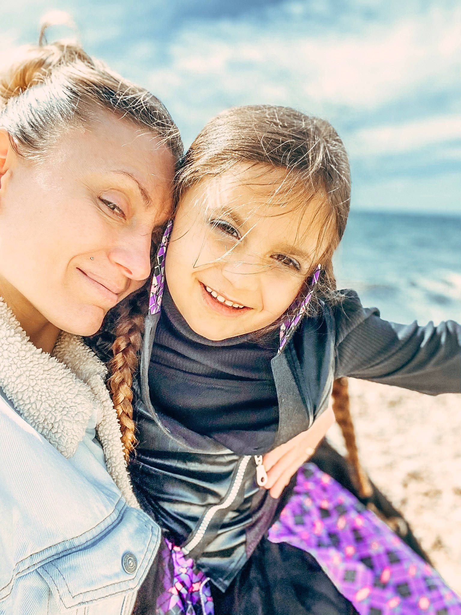 Chanel a rejoint le concours — aidez-le/la à gagner de superbes lots ! beach, blond, child, cloud, event, flash_photography, friendship, fun, gesture, grass, happy, head, iris, joy, leisure, people_in_nature, person, sand, sky, smile