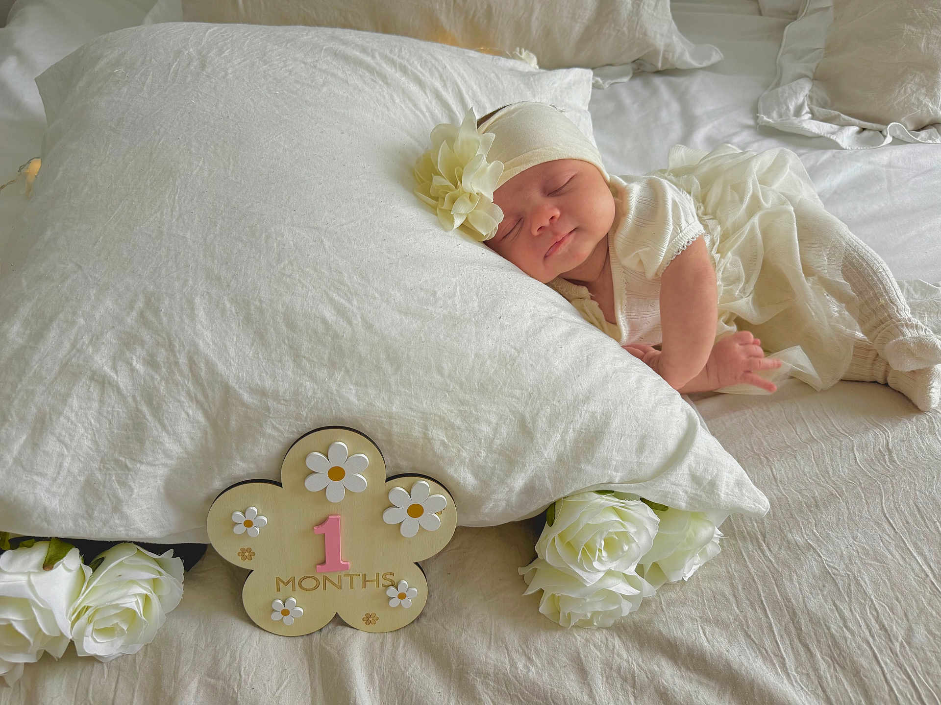 Laya participe au concours pour gagner de l'argent avec cette photo : baby, newborn, infant, sleeping, pillow, white_bed, blanket, flower, headband, one_month_marker, milestone_sign, roses, bedroom, soft_lighting, portrait, cute, peaceful, hands, dress, props