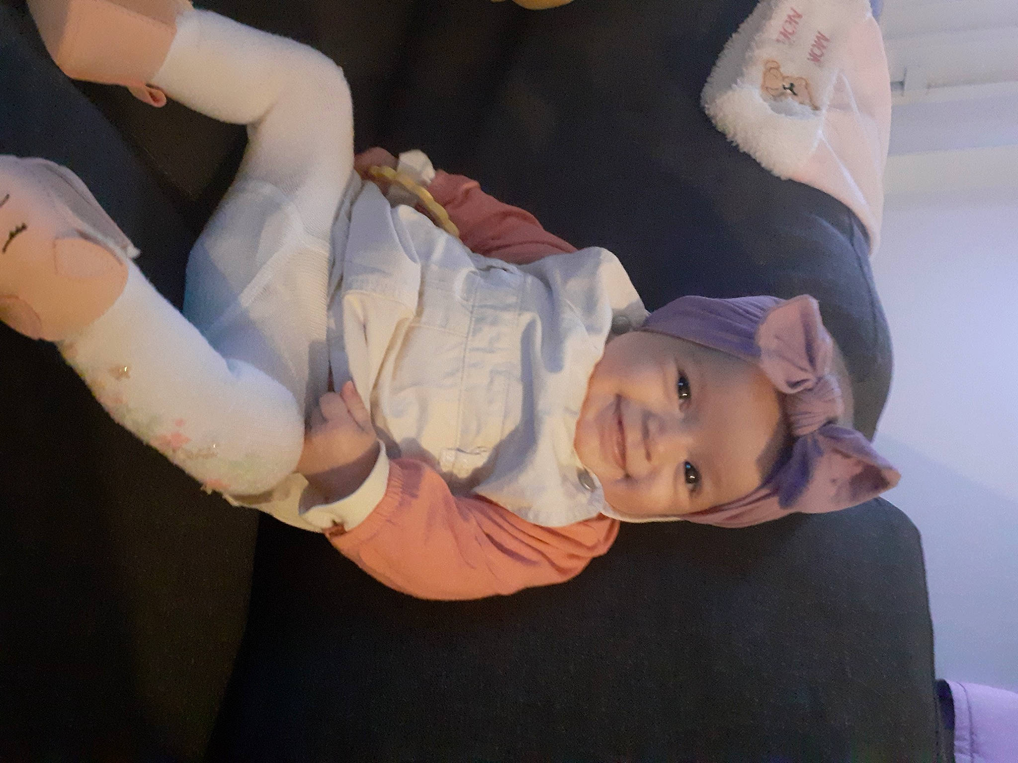 Kloé participe au concours pour gagner de l'argent avec cette photo : abdomen, arm, baby, chest, comfort, elbow, event, eye, fun, gesture, happy, hat, headwear, human_leg, joy, knee, leg, person, skin, smile