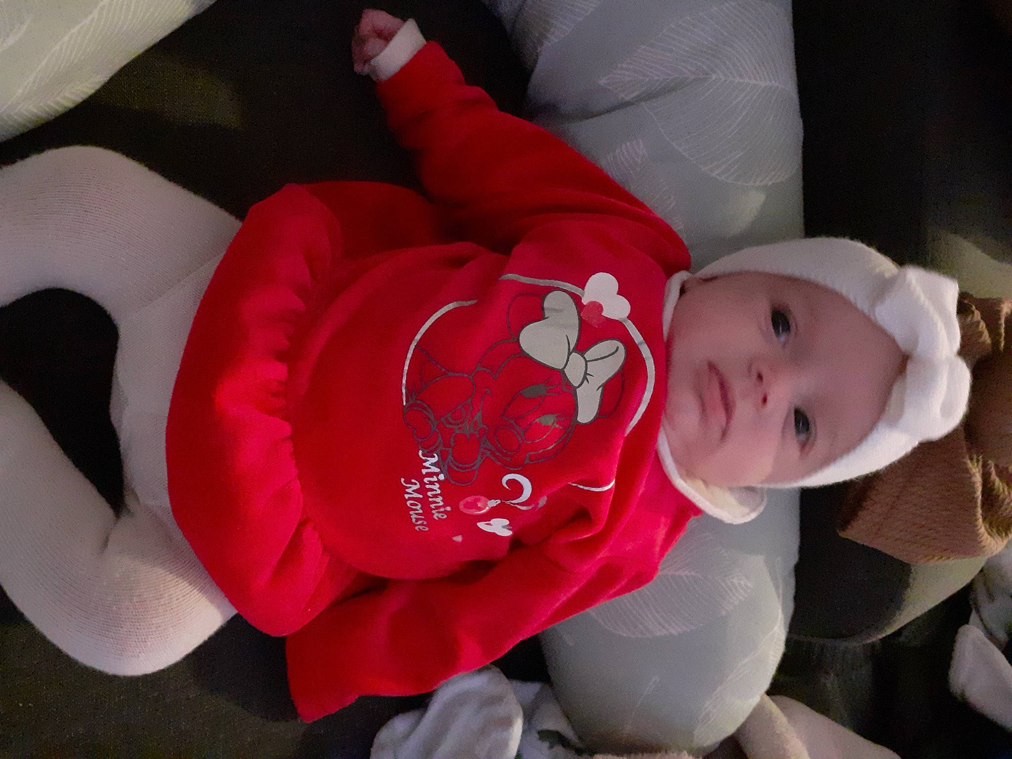 Kloé participe au concours pour gagner de l'argent avec cette photo : arm, baby, baby_products, baby_toddler_clothing, carmine, child, comfort, fashion_accessory, flower, hand, hat, headgear, headwear, human_body, human_leg, magenta, person, petal, plant, rose