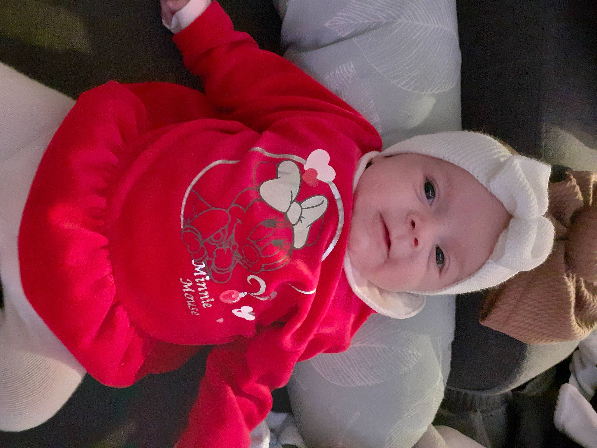 Kloé a rejoint le concours — aidez-le/la à gagner de superbes lots ! baby, baby_products, baby_toddler_clothing, carmine, child, comfort, event, fashion_accessory, flower, hat, headgear, headwear, human_body, leg, magenta, person, petal, plant, sitting, toddler