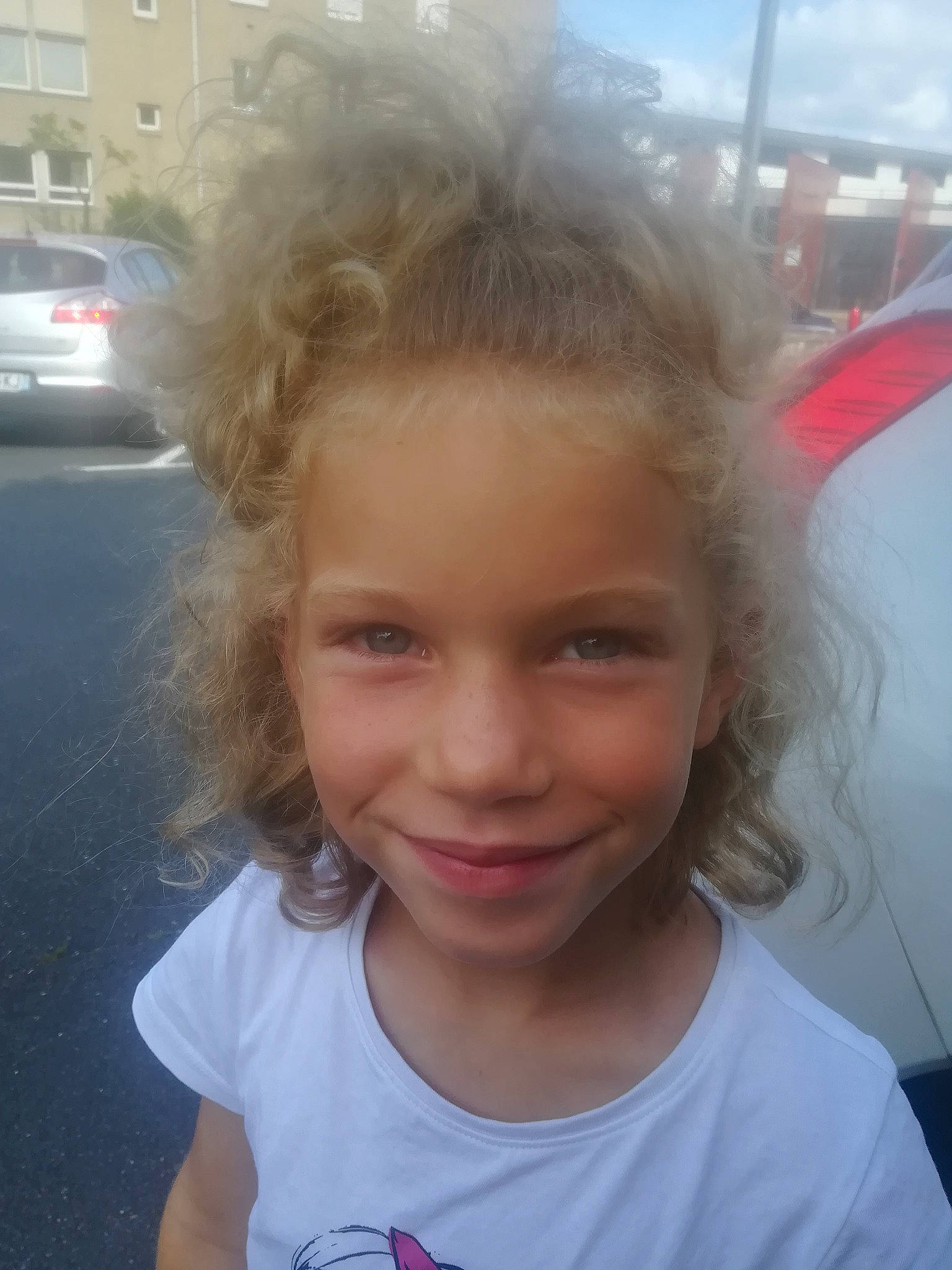 Charlie a rejoint le concours — aidez-le/la à gagner de superbes lots ! beauty, blond, chin, eye, facial_expression, forehead, fun, hair, hairstyle, happy, iris, joy, lip, nose, person, skin, sky, smile, t_shirt, toddler