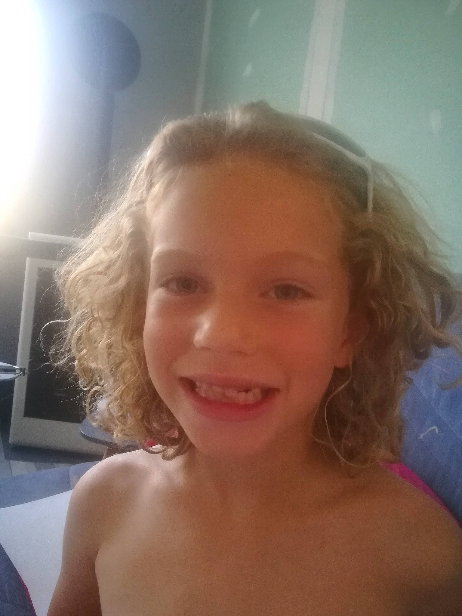 Charlie participe au concours pour gagner de l'argent avec cette photo : arm, cheek, chin, eye, eyebrow, eyelash, face, forehead, hair, hairstyle, head, joint, joy, lip, mouth, muscle, nose, person, shoulder, skin