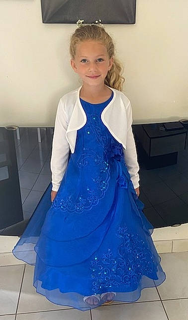 Charlie participe au concours pour gagner de l'argent avec cette photo : blond, day_dress, dress, electric_blue, event, face, fashion_design, formal_wear, gown, hair, head, joy, long_hair, neck, one_piece_garment, pattern, person, sleeve, smile, thigh