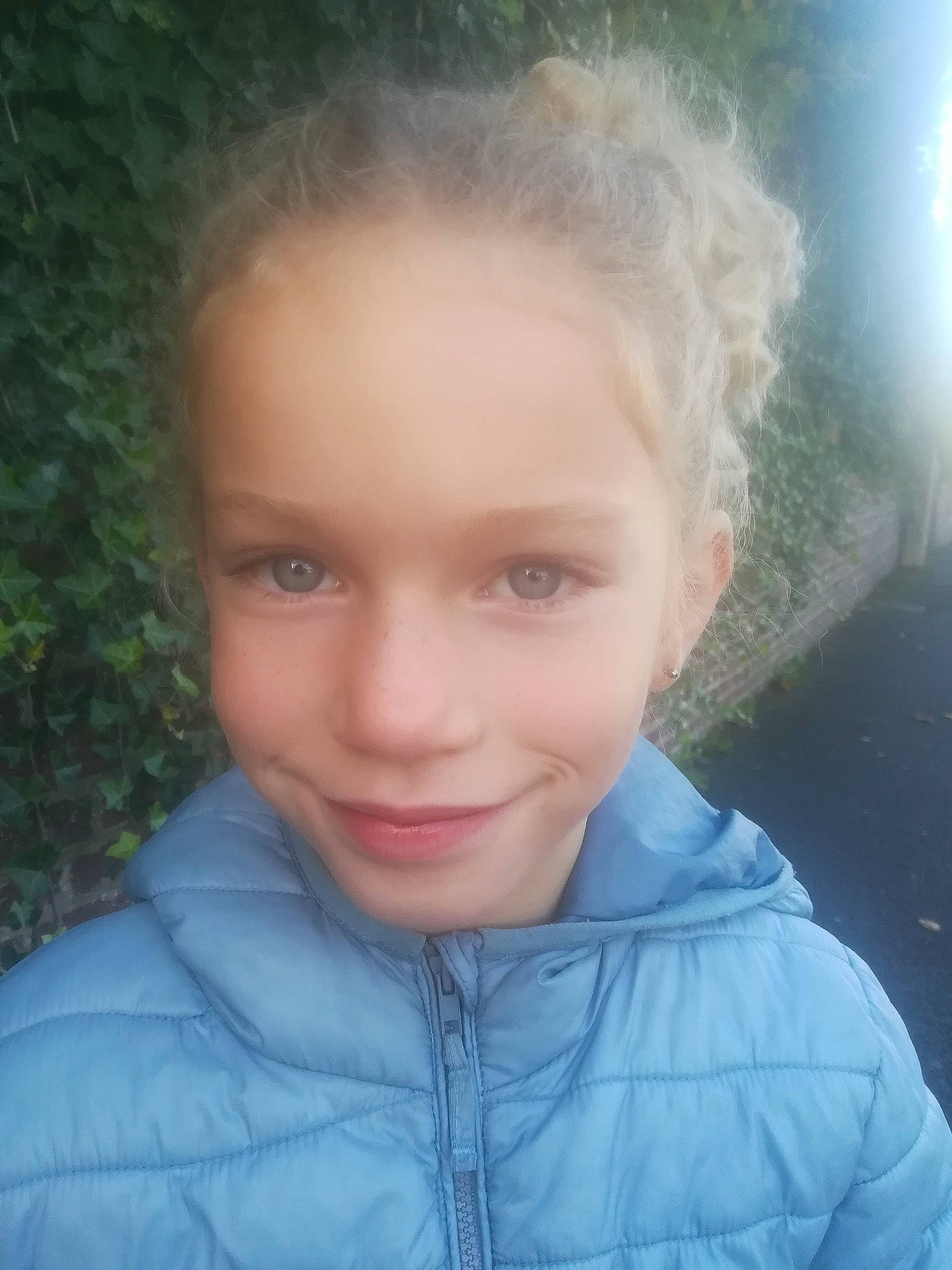 Charlie participe au concours pour gagner de l'argent avec cette photo : blond, cheek, cloud, electric_blue, eyebrow, eyelash, flash_photography, forehead, fun, grass, hair, happy, iris, jacket, jaw, joy, lip, nose, outerwear, person