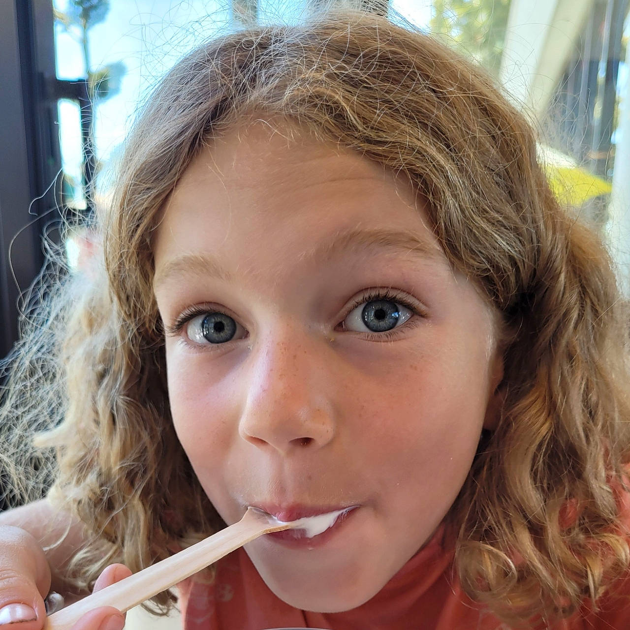 Charlie participe au concours pour gagner de l'argent avec cette photo : beauty, blond, brown_hair, cheek, child, chin, eyebrow, eyelash, food, fun, happy, iris, jaw, kitchen_utensil, lip, long_hair, mouth, nose, person, surprise