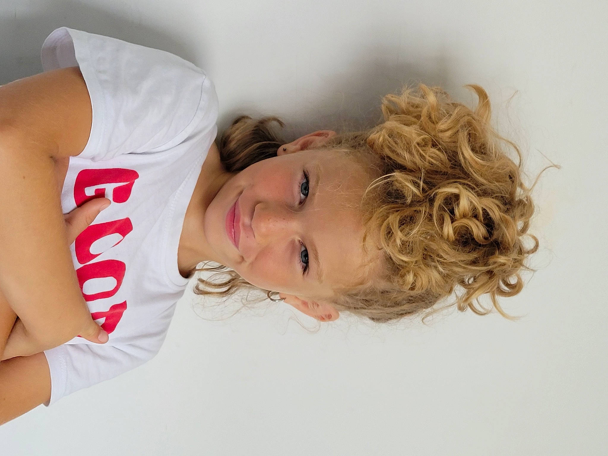 Charlie a rejoint le concours — aidez-le/la à gagner de superbes lots ! blond, brown_hair, chest, comfort, elbow, eyelash, face, fashion_design, flash_photography, happy, human_leg, jewellery, joy, lip, long_hair, neck, person, ringlet, shoulder, skin