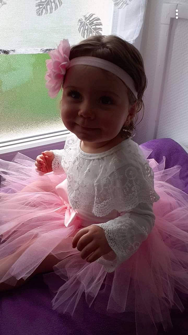 Lola participe au concours pour gagner de l'argent avec cette photo : baby_toddler_clothing, bridal_accessory, child, dress, embellishment, event, hair_accessory, happy, headband, headgear, headpiece, headwear, iris, joy, magenta, person, pink, purple, skin, sleeve