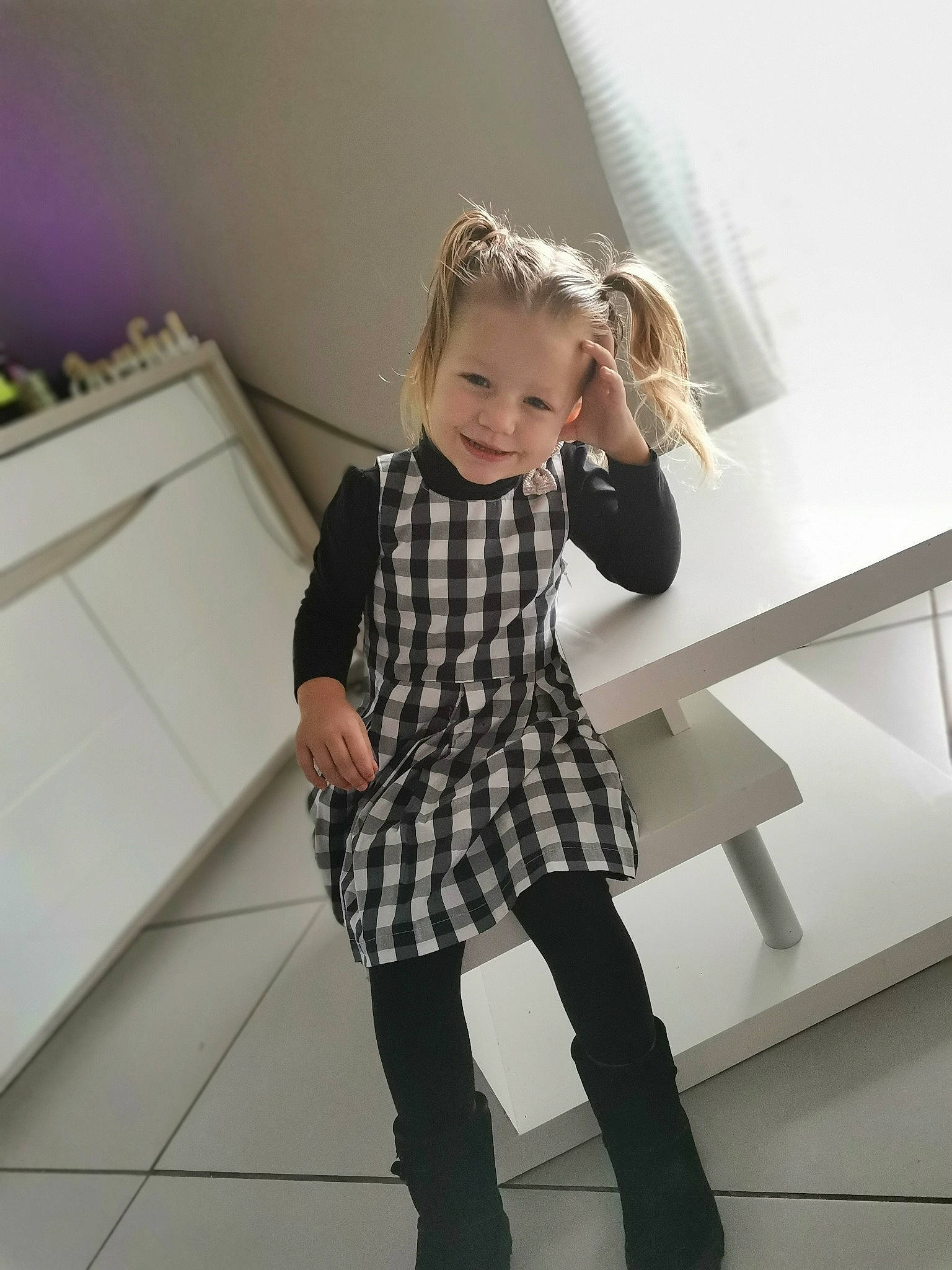 Lanah a rejoint le concours — aidez-le/la à gagner de superbes lots ! blond, boot, child, child_model, clothing, design, fashion, footwear, joint, joy, knee, leg, leggings, outerwear, pattern, person, plaid, shoulder, sleeve, tartan