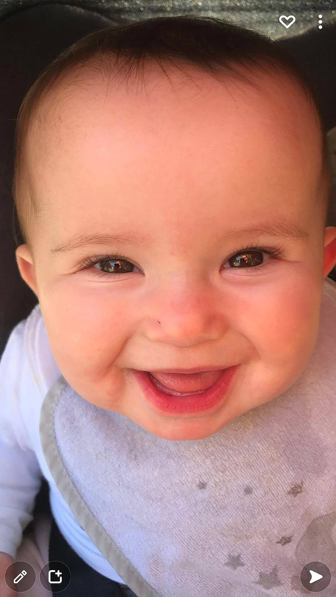 Moäna participe au concours pour gagner de l'argent avec cette photo : baby, baby_toddler_clothing, cheek, chin, ear, eyebrow, eyelash, face, facial_expression, iris, jaw, joy, lip, mouth, neck, nose, organ, person, skin, sleeve