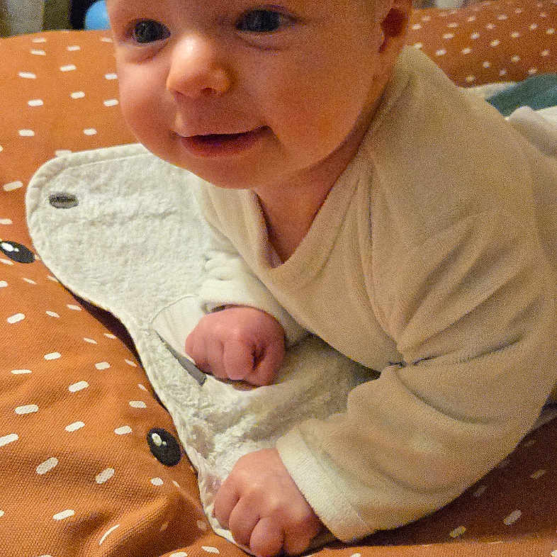 Lyam a rejoint le concours — aidez-le/la à gagner de superbes lots ! baby, bed, bedroom, blanket, bodypart, crib, face, finger, furniture, hand, head, homedecor, indoors, infantbed, newborn, pattern, person, photography, portrait, room