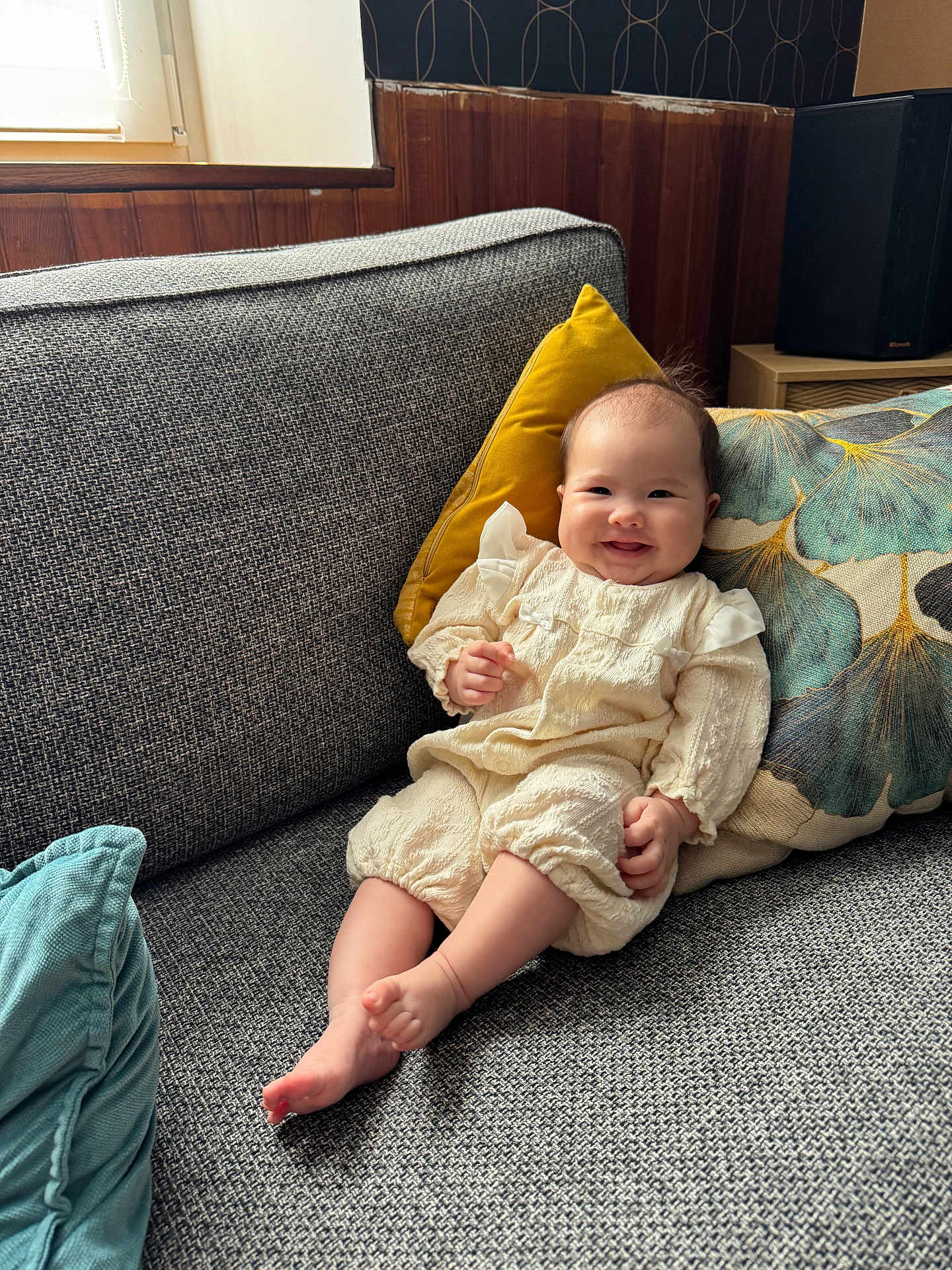 Romy a rejoint le concours — aidez-le/la à gagner de superbes lots ! baby, smiling, couch, pillow, indoors, child, infant, happy, clothing, sitting, room, window, fabric, foot, head, texture, soft, home, light, cozy