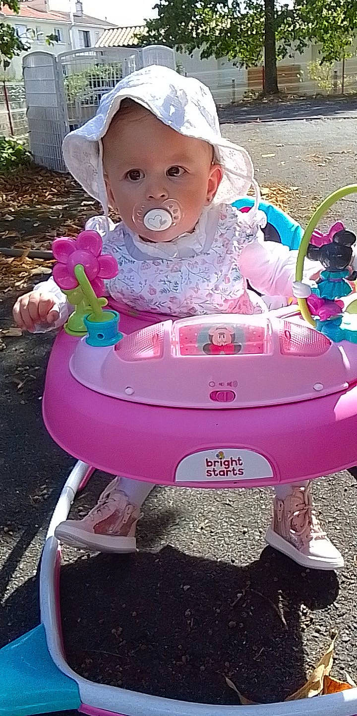 Chelsy a rejoint le concours — aidez-le/la à gagner de superbes lots ! baby, baby_carriage, baby_products, baby_toddler_clothing, beauty, child, fun, grass, happy, leisure, magenta, person, photograph, pink, product, purple, riding_toy, sitting, toddler, toy