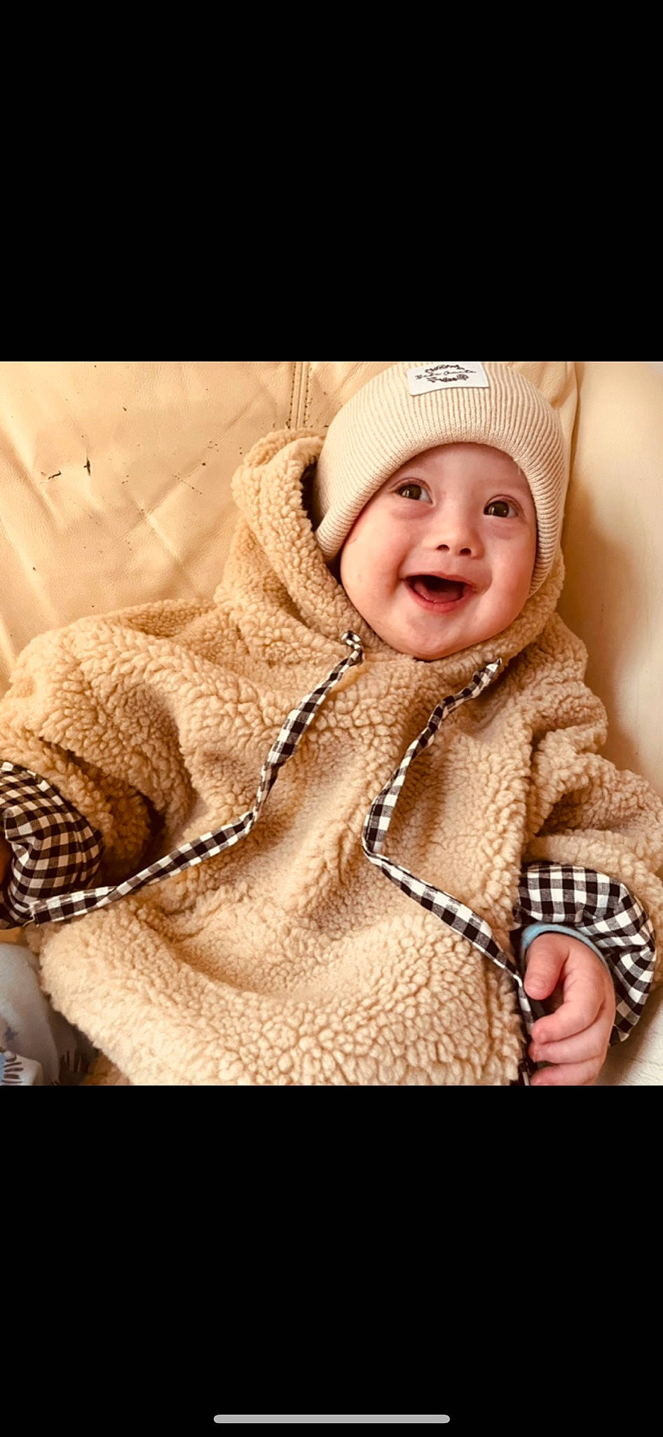 Mylhan a rejoint le concours — aidez-le/la à gagner de superbes lots ! baby, cap, fashion_accessory, flash_photography, fur, fur_clothing, gesture, happy, headgear, headwear, helmet, human_body, jacket, jewellery, knit_cap, necklace, outerwear, person, skin, sleeve