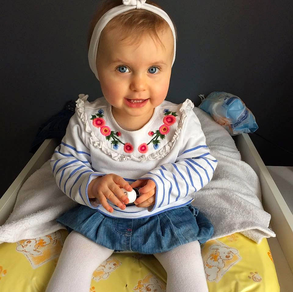 Lylou participe au concours pour gagner de l'argent avec cette photo : baby, beauty, cheek, child, child_model, cool, eye, face, fashion_accessory, hand, head, neck, person, play, product, scarf, sitting, skin, sleeve, toddler