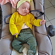 Gabrielle a rejoint le concours — aidez-le/la à gagner de superbes lots ! baby, sleeping, yellow_cardigan, green_pants, headband, baby_seat, blanket, pacifier, cushion, indoor, child, infant, resting, cozy, cute, soft, toddler, clothing, feet, peaceful