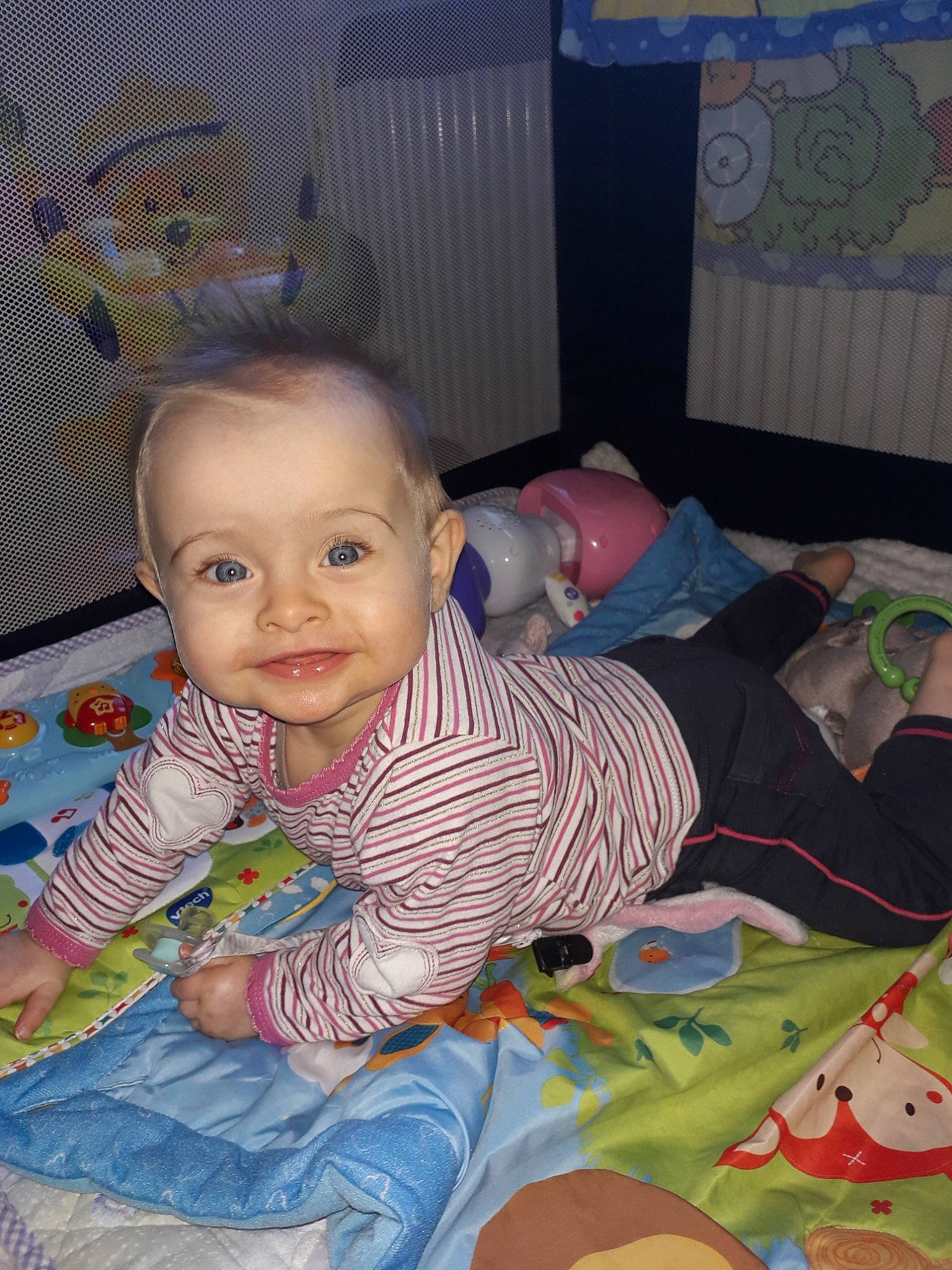 Lana a rejoint le concours — aidez-le/la à gagner de superbes lots ! baby, baby_products, baby_toys, bedtime, cheek, child, eye, iris, person, play, product, room, sitting, skin, textile, toddler