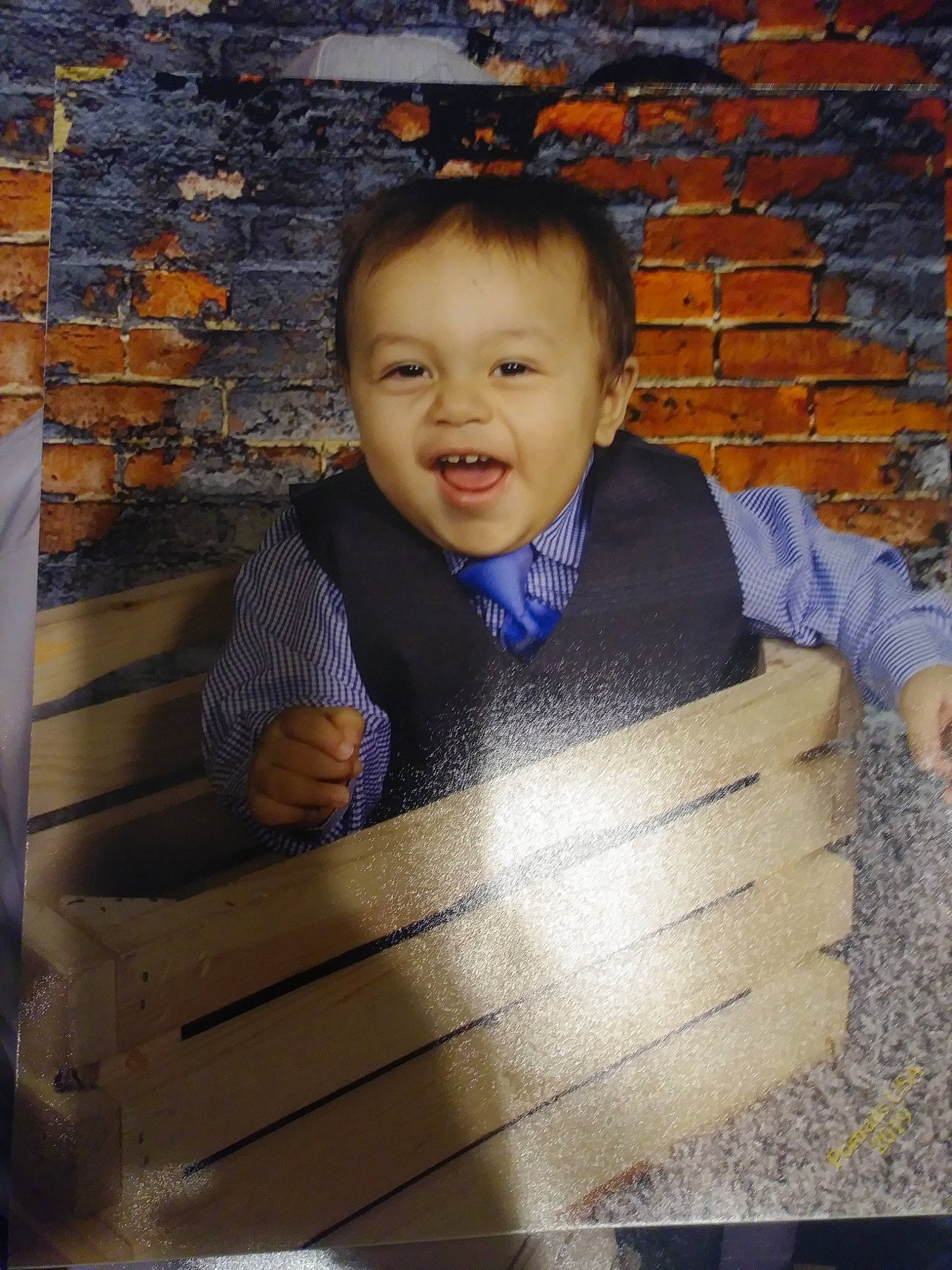 Hector is registered to the contest to win money with this photo: child, person, portrait, smile, toddler, wood