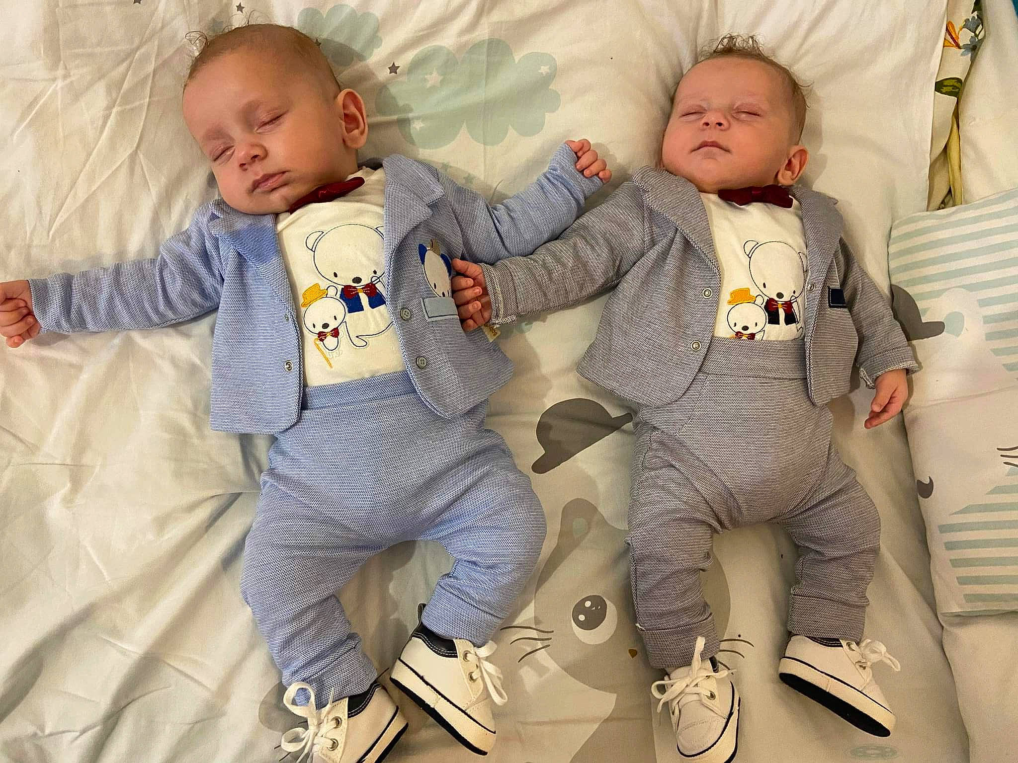 Saul a rejoint le concours — aidez-le/la à gagner de superbes lots ! baby, baby_toddler_clothing, child, comfort, eye, face, facial_expression, fun, gesture, hand, head, human_body, leg, pattern, person, photograph, sitting, skin, sleeve, toddler