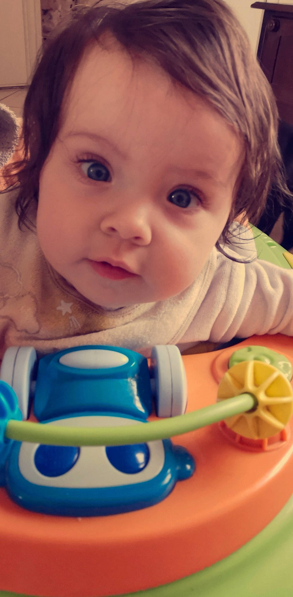 Malia a rejoint le concours — aidez-le/la à gagner de superbes lots ! baby, baby_playing_with_toys, baby_toddler_clothing, beauty, cheek, child, dishware, drinkware, eyelash, facial_expression, finger, happy, mouth, nose, person, product, serveware, skin, tableware, toddler