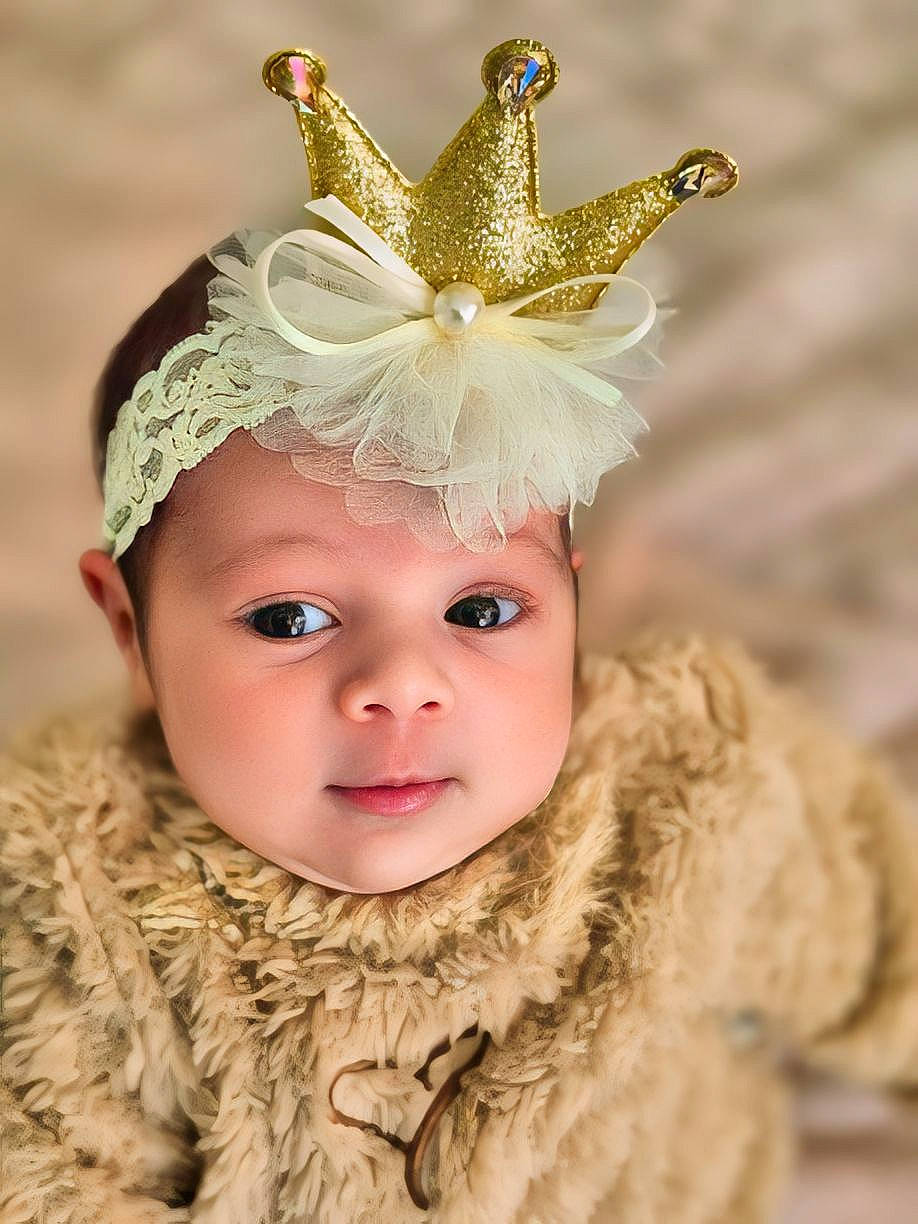 Kélyana participe au concours pour gagner de l'argent avec cette photo : art, baby, baby_toddler_clothing, cap, costume_hat, crown, embellishment, eye, eyelash, fashion_design, fur_clothing, hair_accessory, hairstyle, happy, hat, head, headgear, headpiece, headwear, person