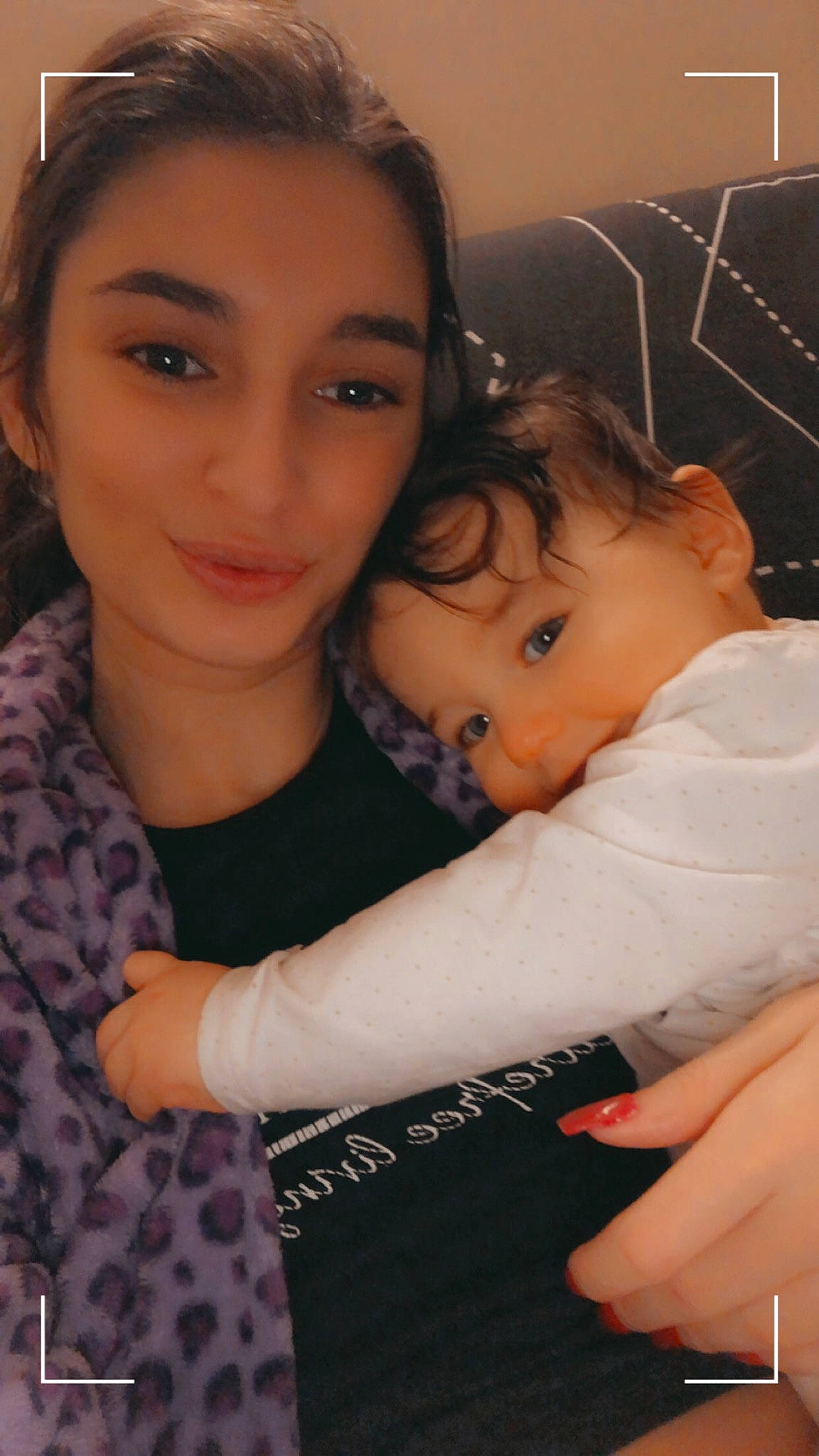 Heniya a rejoint le concours — aidez-le/la à gagner de superbes lots ! black_hair, cheek, child, eyelash, face, finger, forehead, fun, gesture, happy, head, iris, joy, lip, mouth, nose, person, shoulder, skin, smile