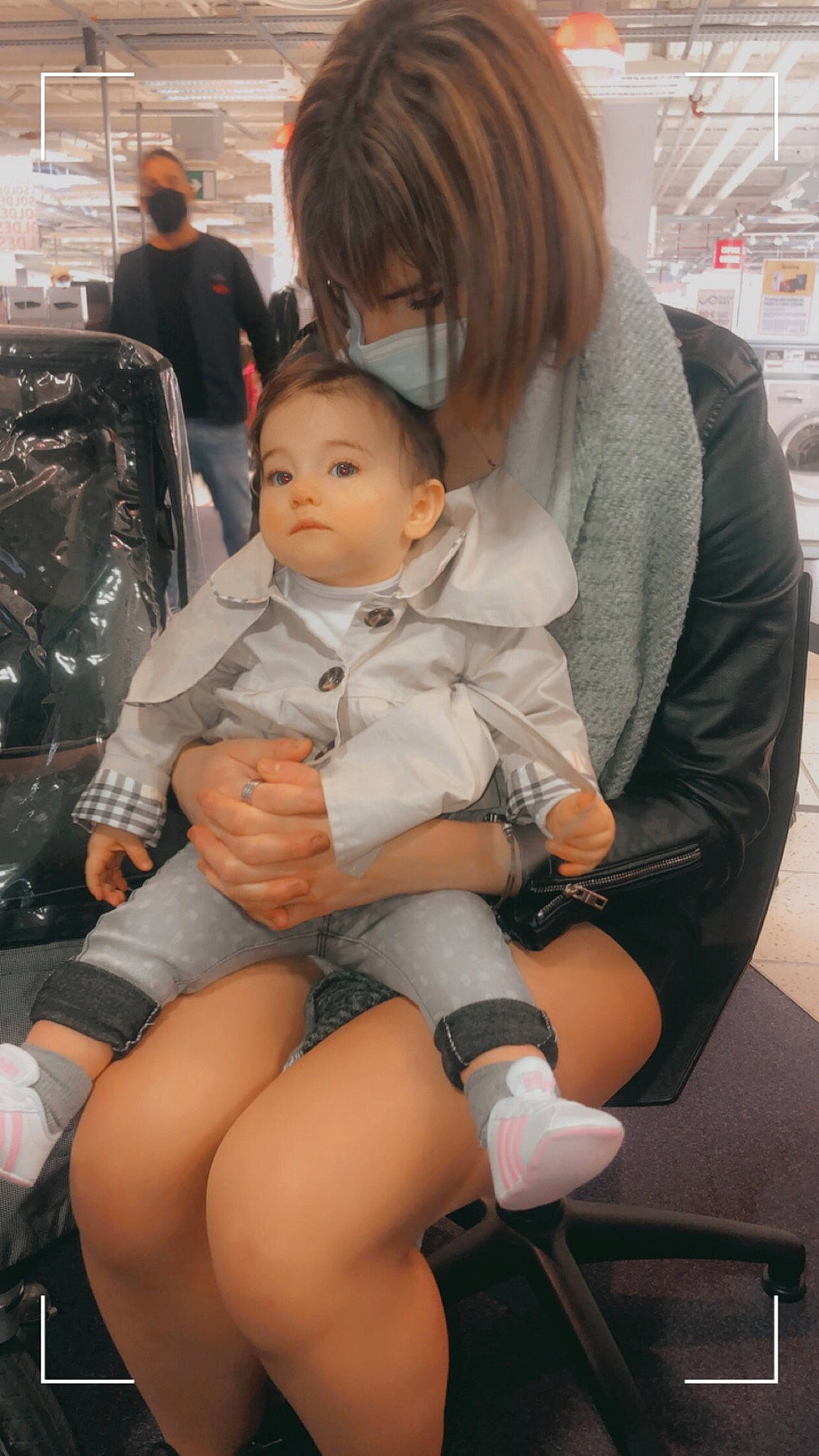 Heniya a rejoint le concours — aidez-le/la à gagner de superbes lots ! bag, black_hair, chair, comfort, event, fashion, fun, hairstyle, human_leg, jewellery, joint, knee, lap, leg, luggage_and_bags, person, product, sitting, skin, thigh