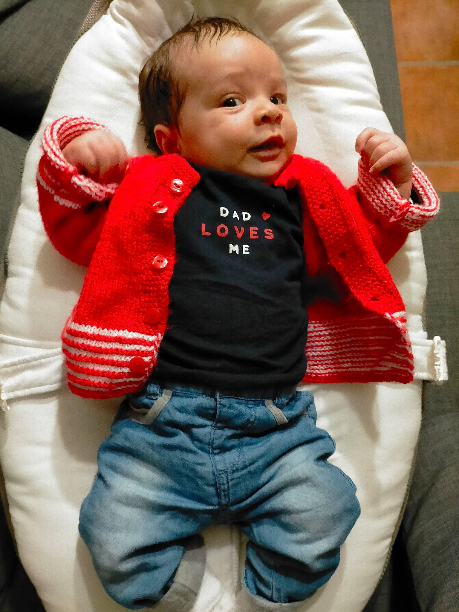 Arsène a rejoint le concours — aidez-le/la à gagner de superbes lots ! baby, baby_toddler_clothing, cheek, chin, collar, comfort, dress_shirt, eye, facial_expression, happy, iris, joint, lip, nose, people, person, red, skin, sleeve, textile