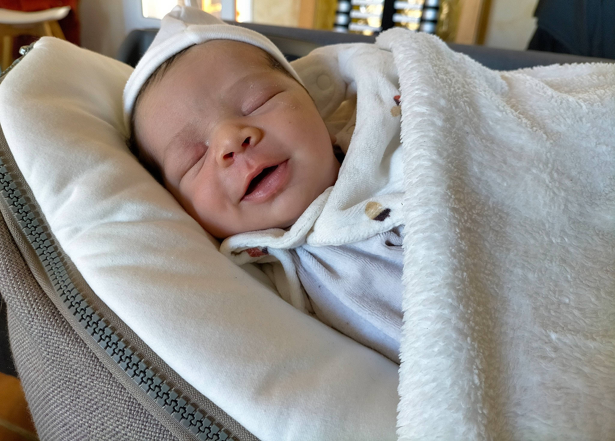 Arsène a rejoint le concours — aidez-le/la à gagner de superbes lots ! baby, baby_products, baby_safety, baby_sleeping, baby_toddler_clothing, bedtime, child, comfort, hat, linens, nap, person, portrait_photography, sleep, toddler