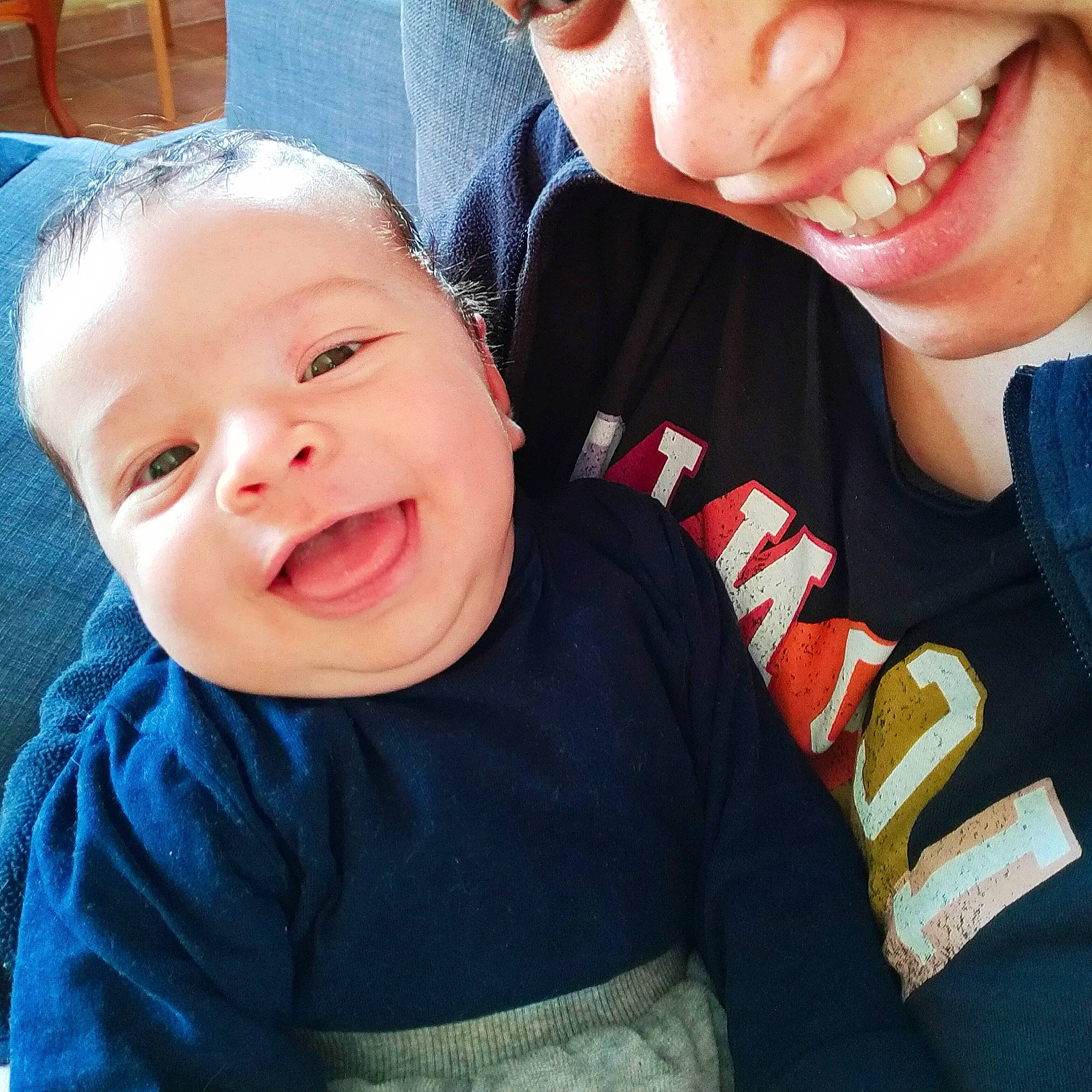 Arsène participe au concours pour gagner de l'argent avec cette photo : cheek, chin, eye, eyebrow, face, forehead, gesture, happy, iris, jaw, lip, mouth, neck, nose, organ, outerwear, person, skin, sleeve, smile