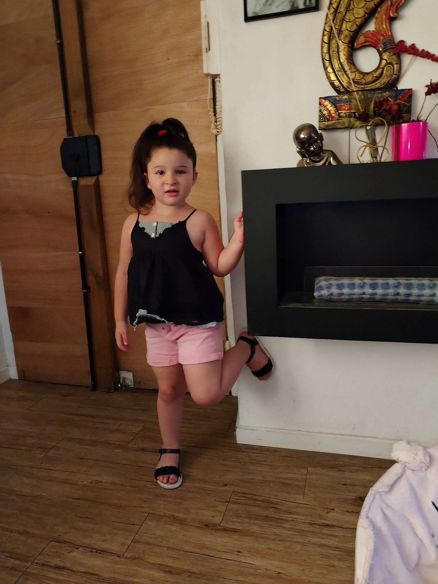 Juliette a rejoint le concours — aidez-le/la à gagner de superbes lots ! baby, baby_toddler_clothing, black, event, flooring, fun, hardwood, human_leg, knee, leg, living_room, musical_instrument, person, picture_frame, room, sock, thigh, toddler, waist, wood