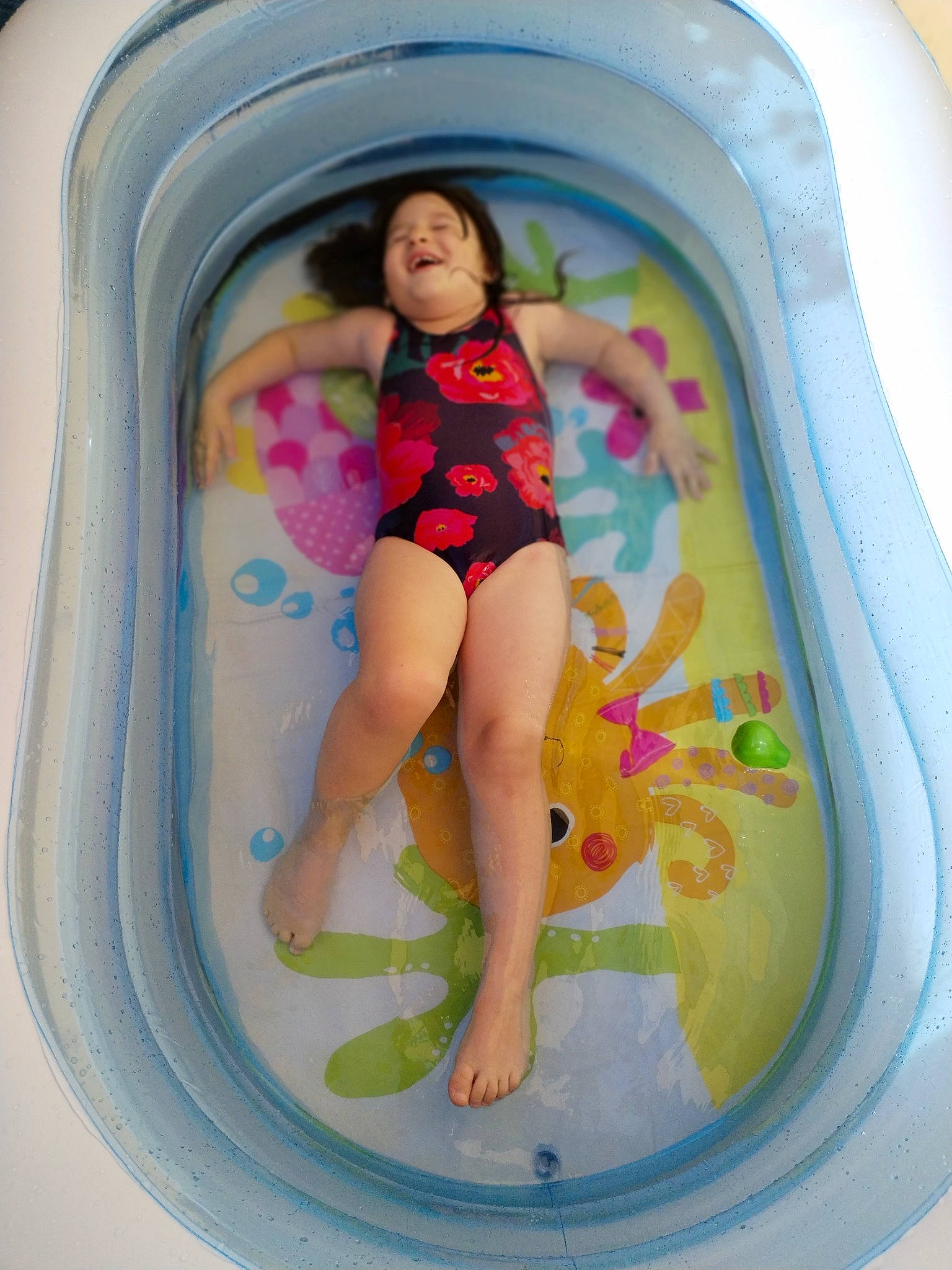 Juliette a rejoint le concours — aidez-le/la à gagner de superbes lots ! barefoot, bathing, child, circle, electric_blue, foot, fun, happy, human_leg, inflatable, knee, leg, leisure, person, personal_protective_equipment, recreation, swimwear, thigh, vacation, waist