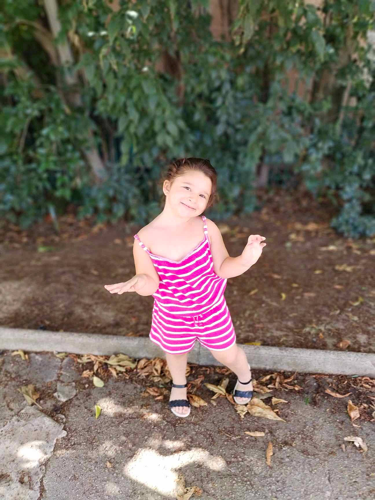 Juliette a rejoint le concours — aidez-le/la à gagner de superbes lots ! asphalt, eye, fawn, gesture, grass, hand, happy, joy, leg, leisure, people_in_nature, person, plant, recreation, road_surface, shoe, smile, tints_and_shades, toddler, tree