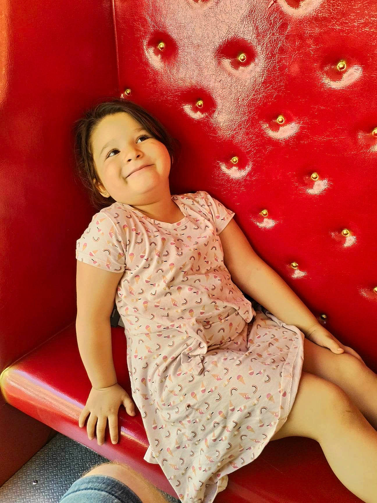 Juliette a rejoint le concours — aidez-le/la à gagner de superbes lots ! clothing, facial_expression, flash_photography, hairstyle, happy, head, human_body, joint, joy, leg, lip, magenta, muscle, neck, person, pink, red, shoulder, skin, sleeve