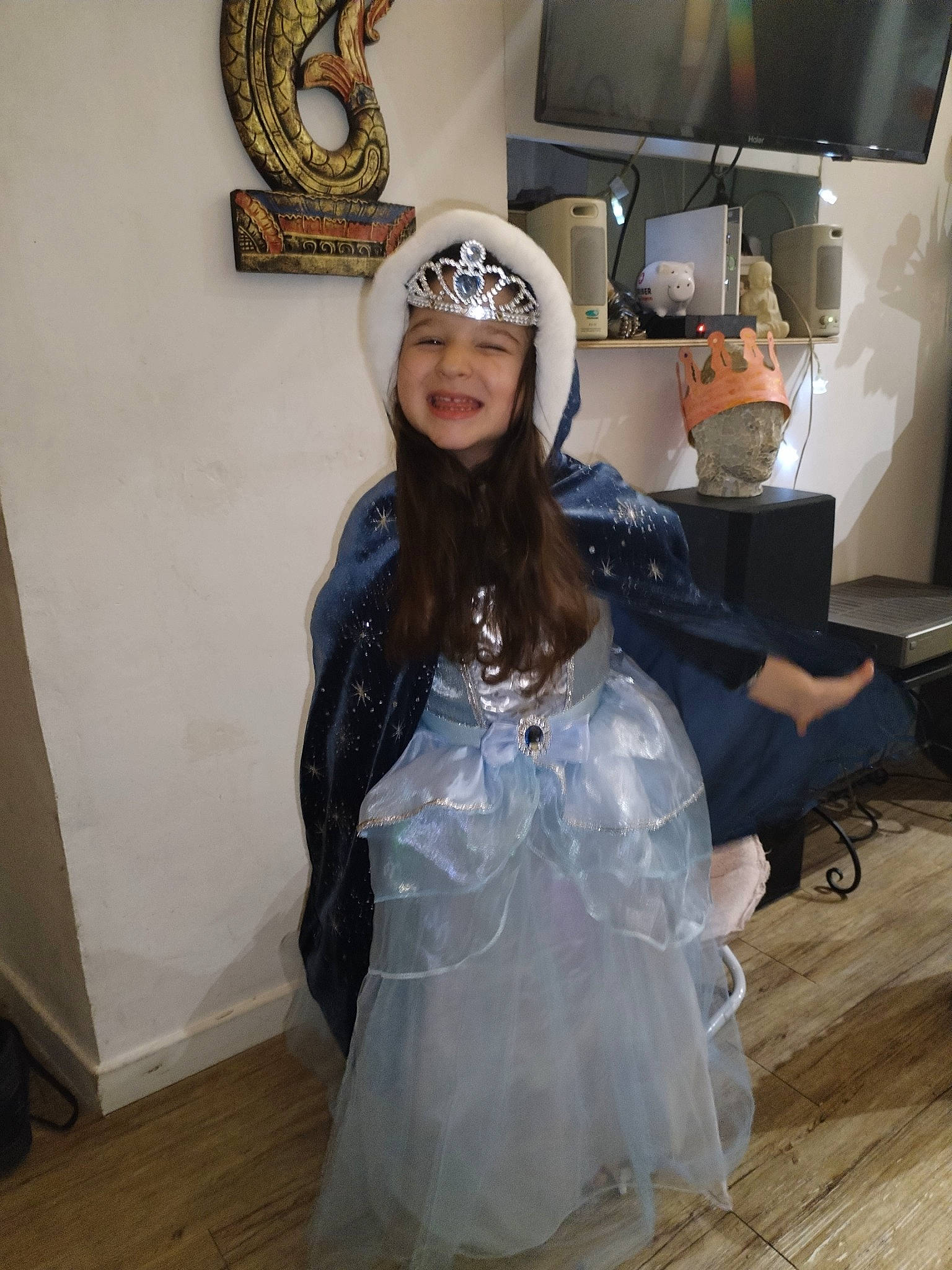 Juliette a rejoint le concours — aidez-le/la à gagner de superbes lots ! costume, dress, event, fashion_accessory, fashion_design, flooring, fun, fur, glove, happy, headgear, headpiece, headwear, home_appliance, jewellery, joy, long_hair, person, personal_protective_equipment, picture_frame