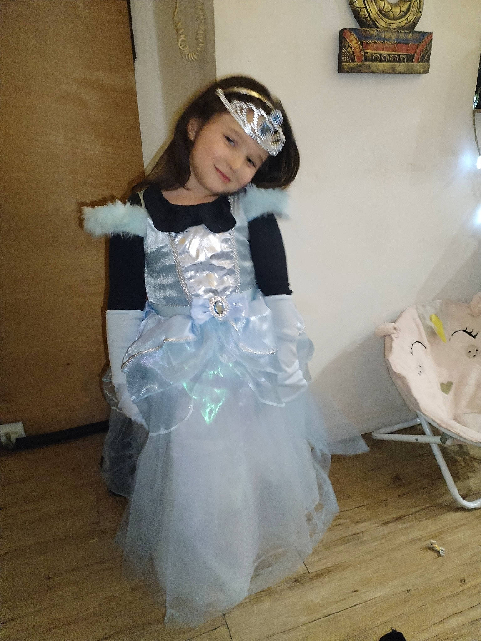 Juliette a rejoint le concours — aidez-le/la à gagner de superbes lots ! bridal_accessory, bridal_clothing, bride, costume_design, dress, event, eye, fashion_accessory, fashion_design, flooring, formal_wear, glove, gown, hair_accessory, happy, headpiece, headwear, hime_cut, joy, person