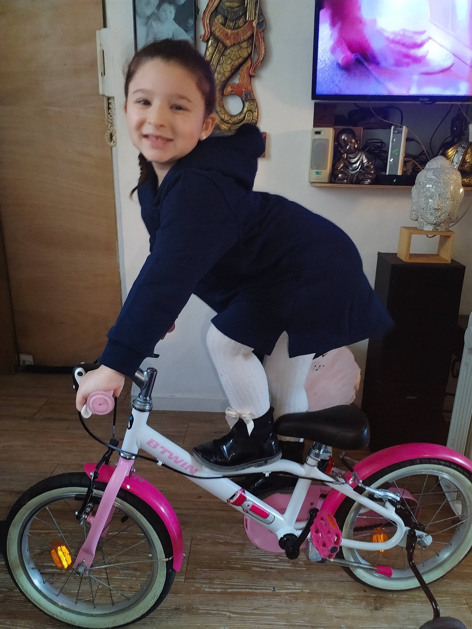 Juliette a rejoint le concours — aidez-le/la à gagner de superbes lots ! bicycle, bicycle_accessory, bicycle_fork, bicycle_frame, bicycle_handlebar, bicycle_part, bicycle_saddle, bicycle_tire, bicycle_wheel, bicycle_wheel_rim, bicycles_equipment_and_supplies, crankset, joy, land_vehicle, person, photograph, pink, purple, smile, tire