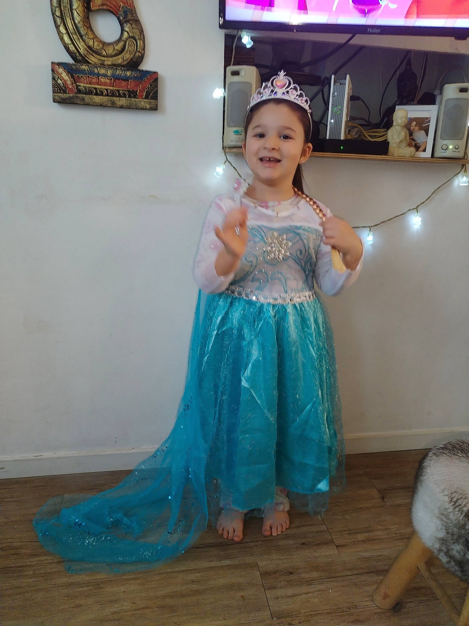 Juliette participe au concours pour gagner de l'argent avec cette photo : abdomen, costume, dress, electric_blue, event, fashion_design, flooring, formal_wear, fun, gown, happy, joint, joy, magenta, person, picture_frame, shoulder, smile, toddler, tradition