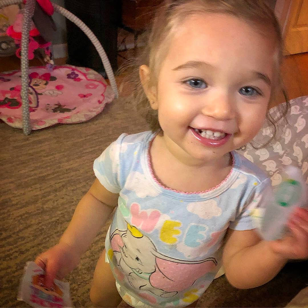 Vada is registered to the contest to win money with this photo: cheek, child, day, eye, face, finger, girl, hair, hairstyle, head, human_hair_color, infant, iris, joy, mouth, nose, person, pink, skin, smile