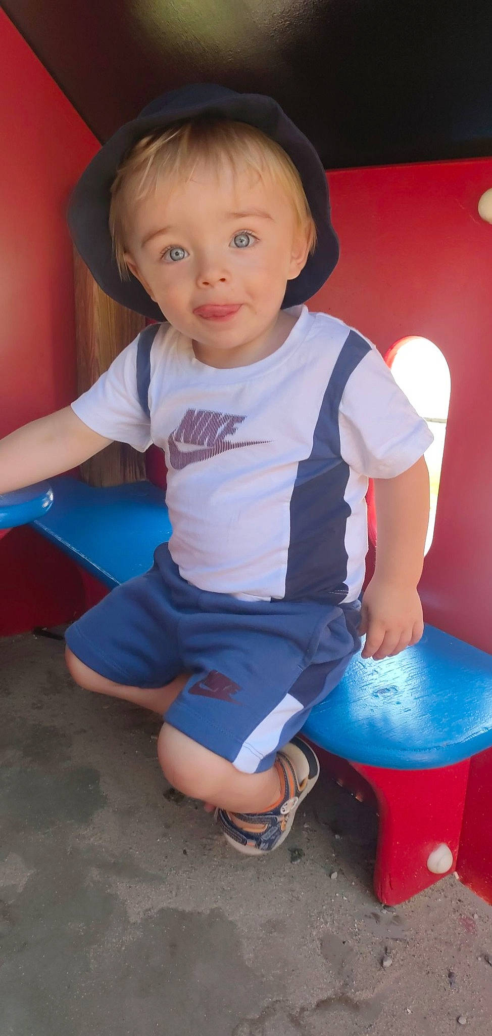 Timothé a rejoint le concours — aidez-le/la à gagner de superbes lots ! baby_toddler_clothing, blue, cheek, child, electric_blue, eye, finger, flash_photography, fun, hairstyle, happy, joint, knee, leg, person, shoe, skin, sleeve, sneakers, standing