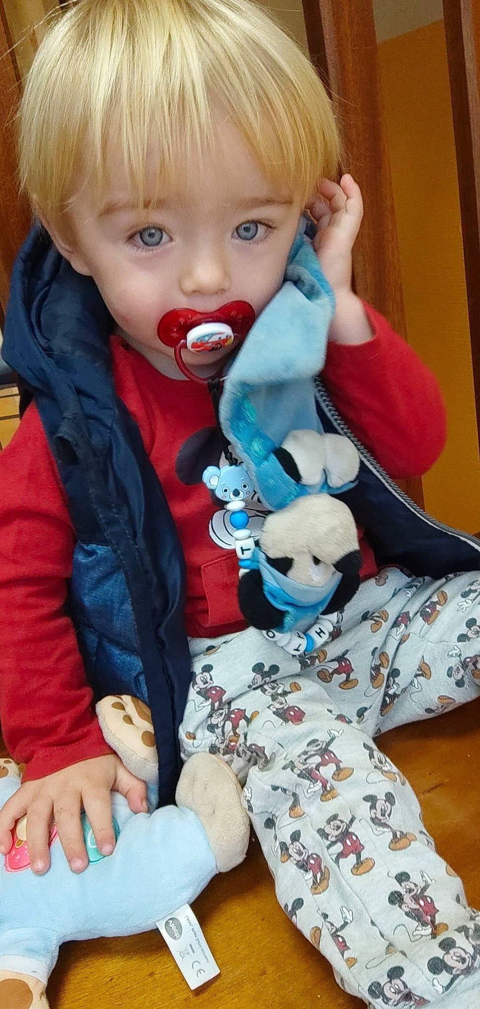 Timothé a rejoint le concours — aidez-le/la à gagner de superbes lots ! baby, baby_toddler_clothing, blue, cheek, child, comfort, doll, eyelash, fur, iris, lap, people, person, product, sitting, skin, sleeve, textile, toddler, toy