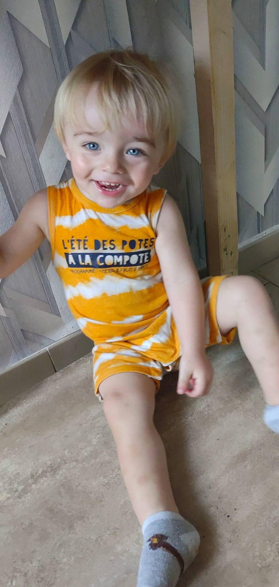 Timothé a rejoint le concours — aidez-le/la à gagner de superbes lots ! baby_toddler_clothing, cheek, chin, eye, face, facial_expression, fun, hair, hairstyle, head, human_body, iris, joy, knee, leg, person, skin, sleeve, smile, t_shirt