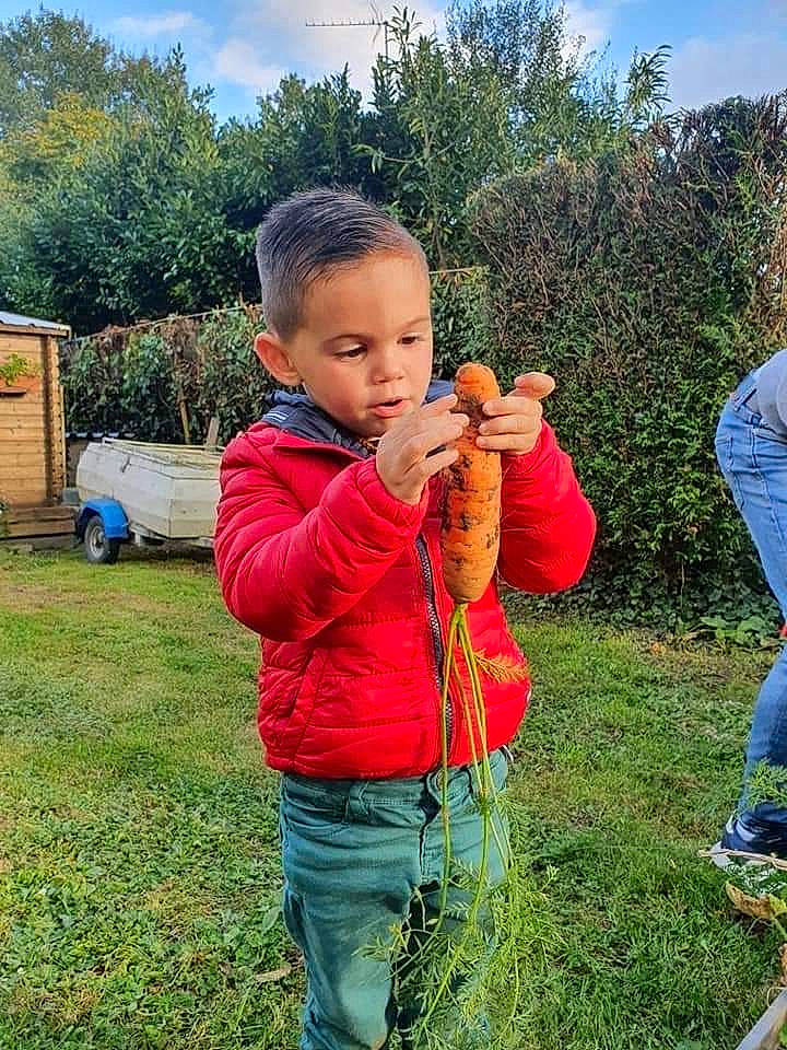 Kenzo a rejoint le concours — aidez-le/la à gagner de superbes lots ! child, cloud, food, fun, gesture, grass, grass_family, grassland, happy, jeans, landscape, leaf, leisure, people_in_nature, person, plant, sky, soil, thumb, toddler